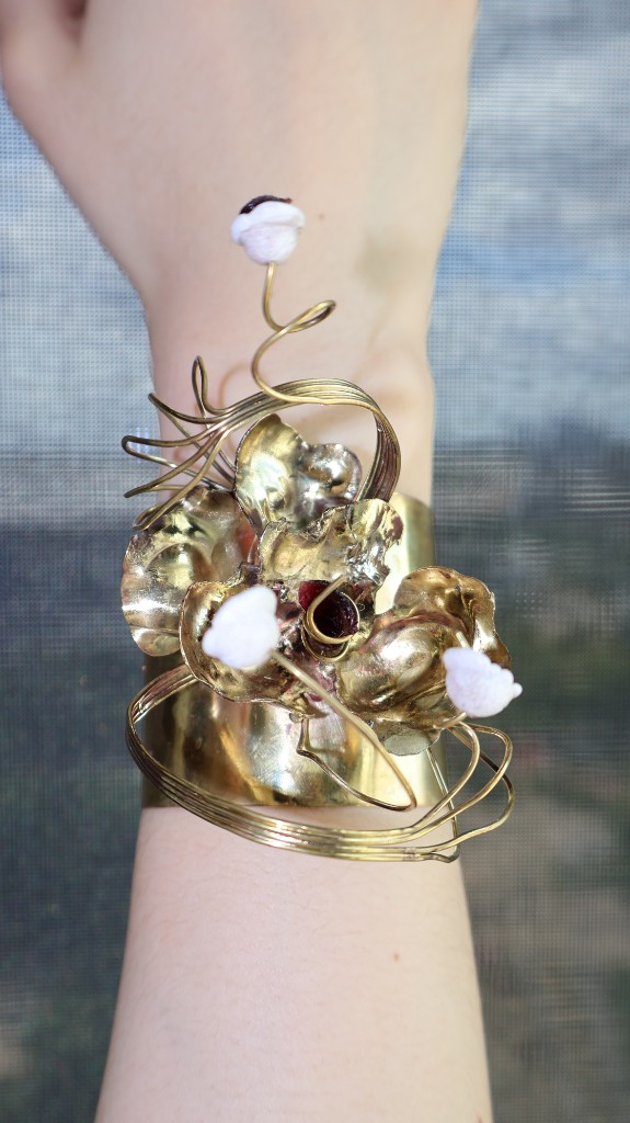 Echo — bracelet side view